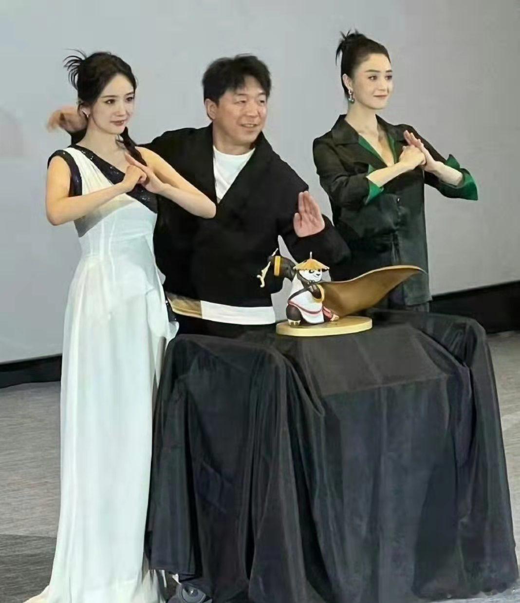 蒋欣骨架大但脸小，看着比杨幂的脸还小！ ​ ​​​