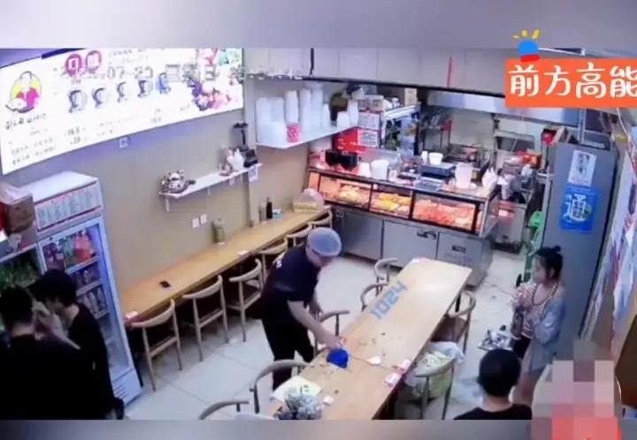 雨天情侣饭店躲雨，店员没及时招呼，女子突然失控引热议

下雨天，一对情侣来饭店躲