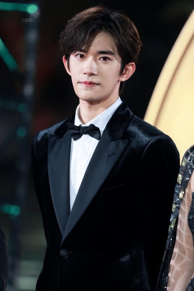 易烊千玺出演的第一部剧居然是《铁梨花》
《唐诡》系列导演郭靖宇真是个奇才啊，除了