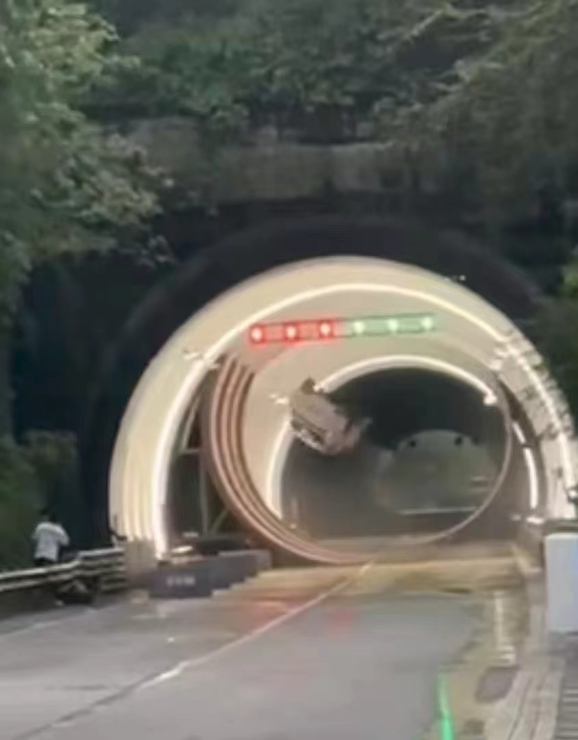 全球首个隧道360度穿越岚图追光S想要复刻当年舒马赫隧道360°的螺旋回转，不过