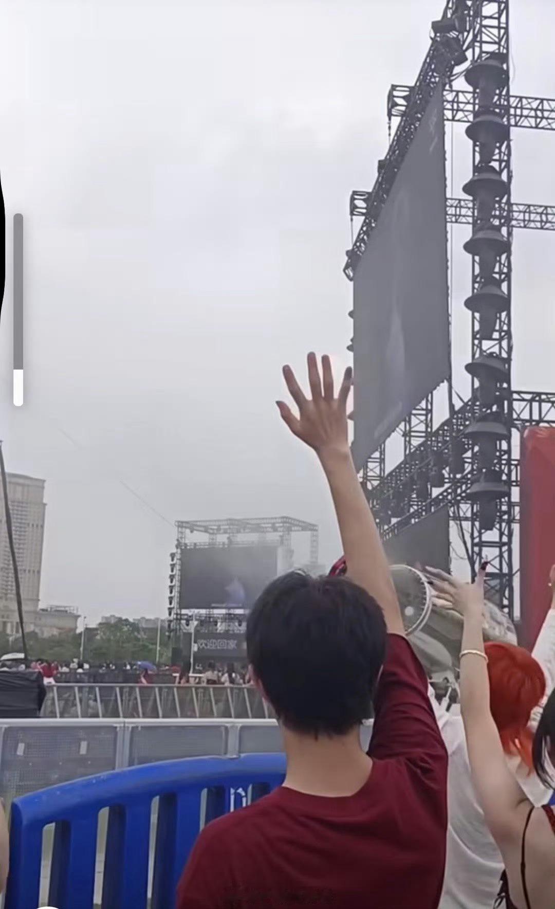 华晨宇户外演唱会开空调 35℃的烈日下，你为火星人建起一座不会融化的冰川。巨型空