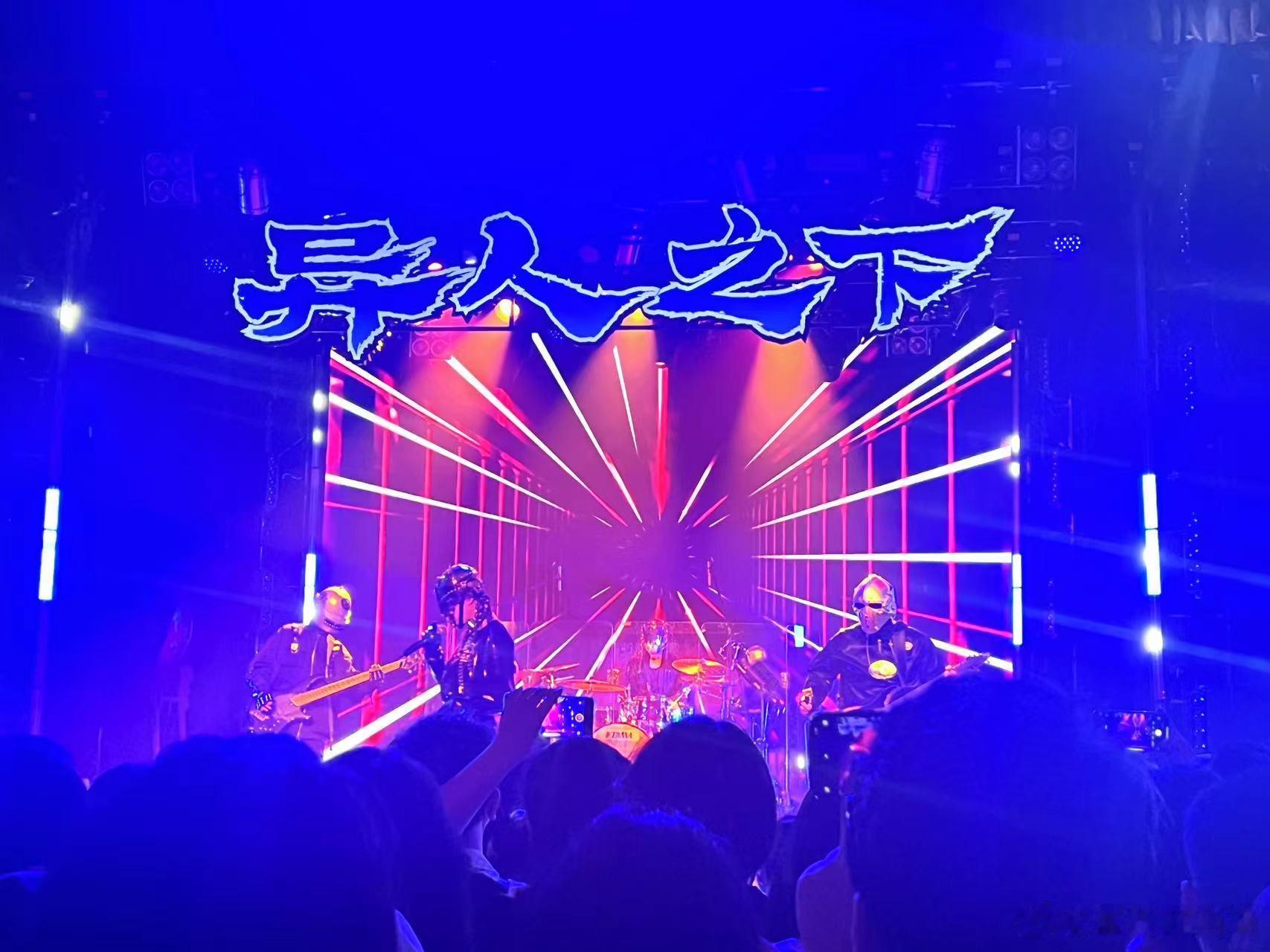 #乌尔善五十岁正是唱跳的年纪# 乌尔善导演这怎么能够不算多才多艺呢？毕竟作为导演