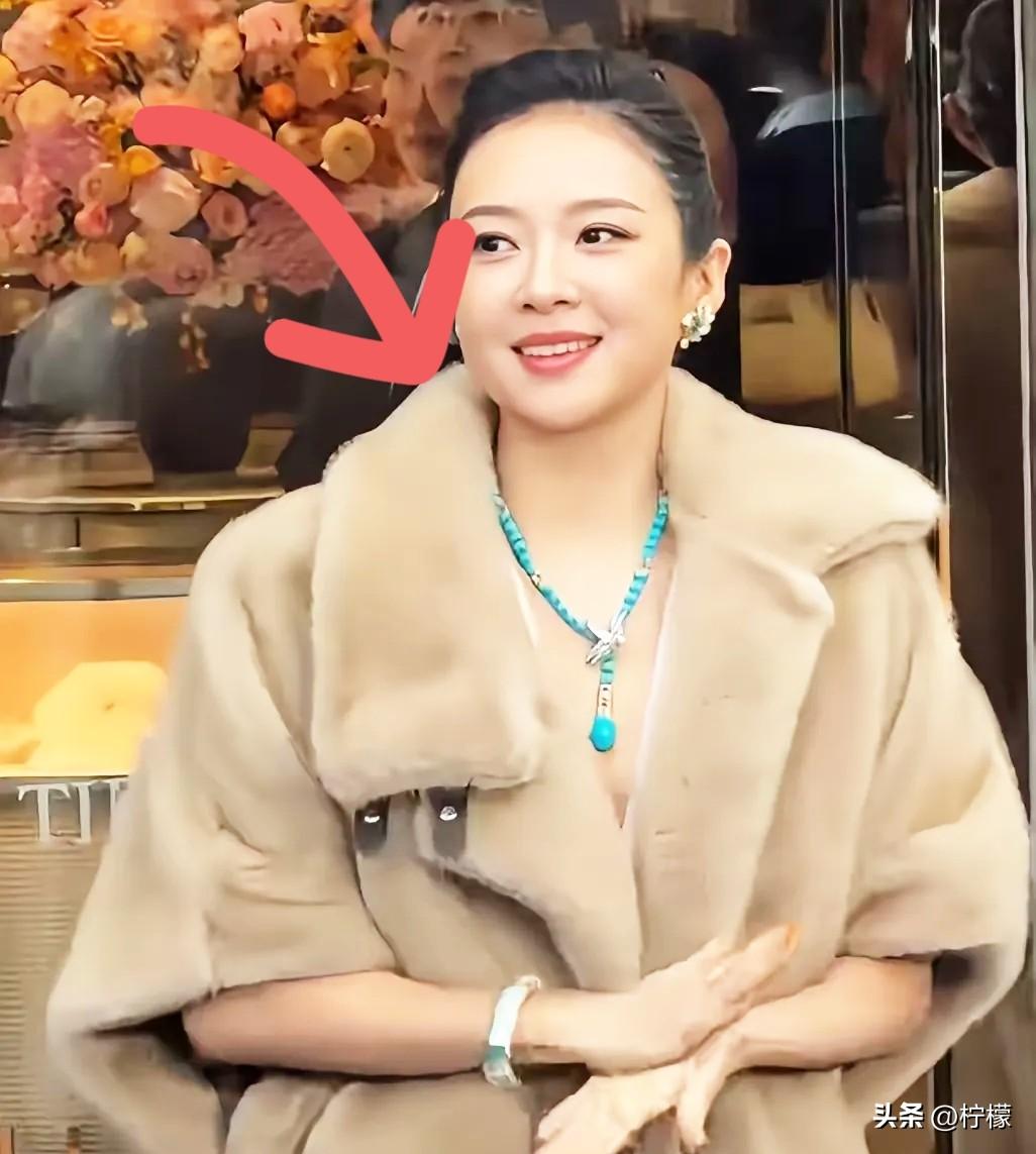 我可以接受章子怡47岁，
也可以接受章子怡离婚，
但我真的接受不了，她的脸是不是