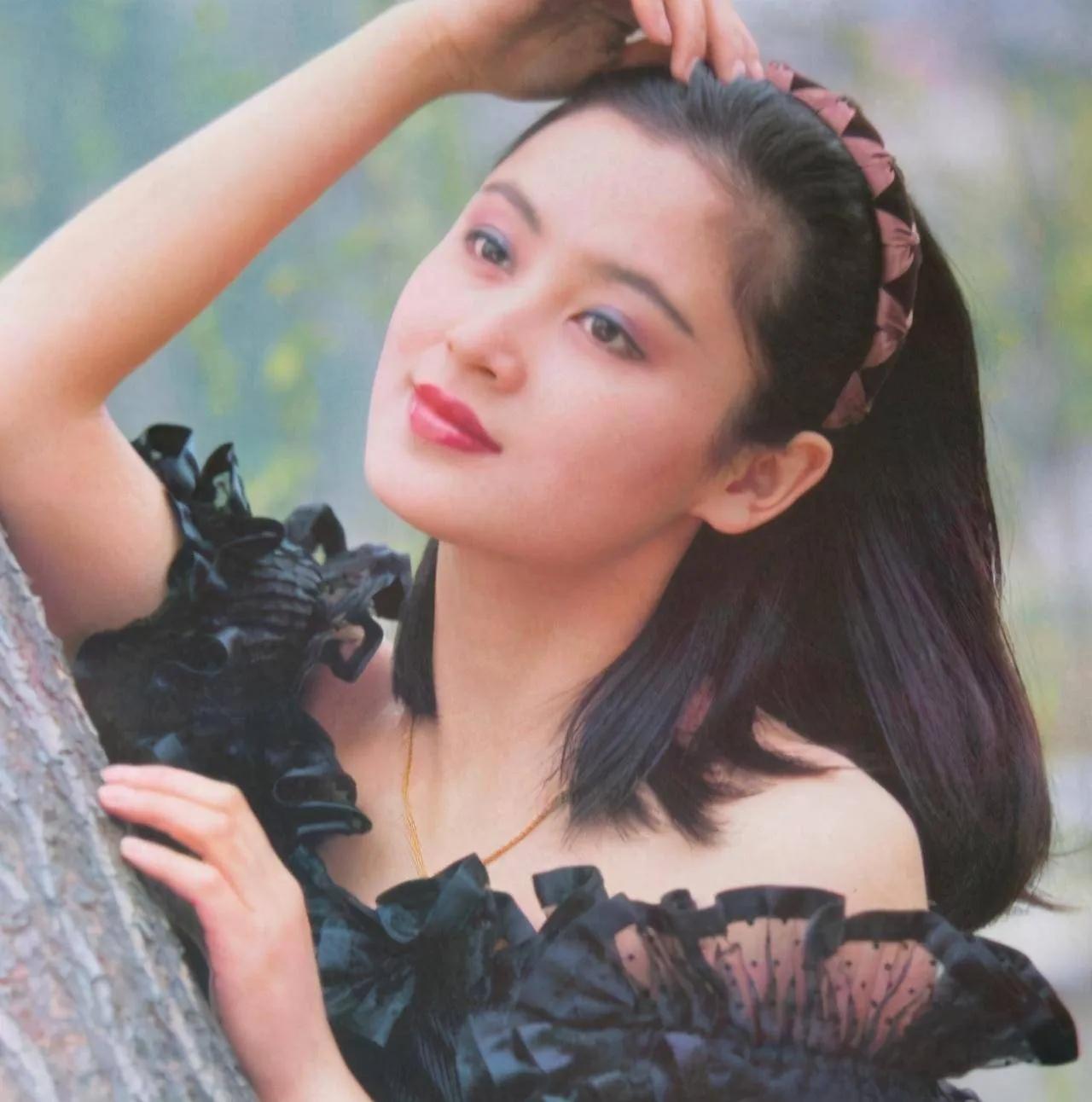 陈红曾问陈凯歌“若我不嫁给你，我会不会更有钱？”陈凯歌的回答并不浪漫“如果你没嫁