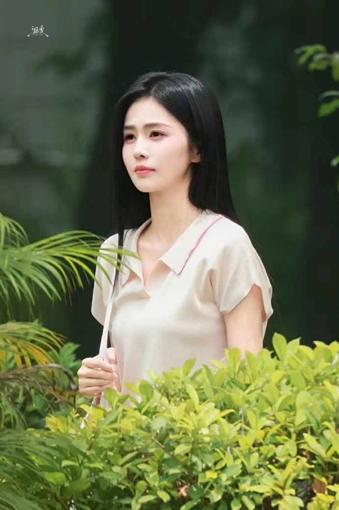 彭冠英单手抱白鹿白鹿古早年代文学女主白鹿开到荼蘼首套造型 白鹿古早年代文学女主，