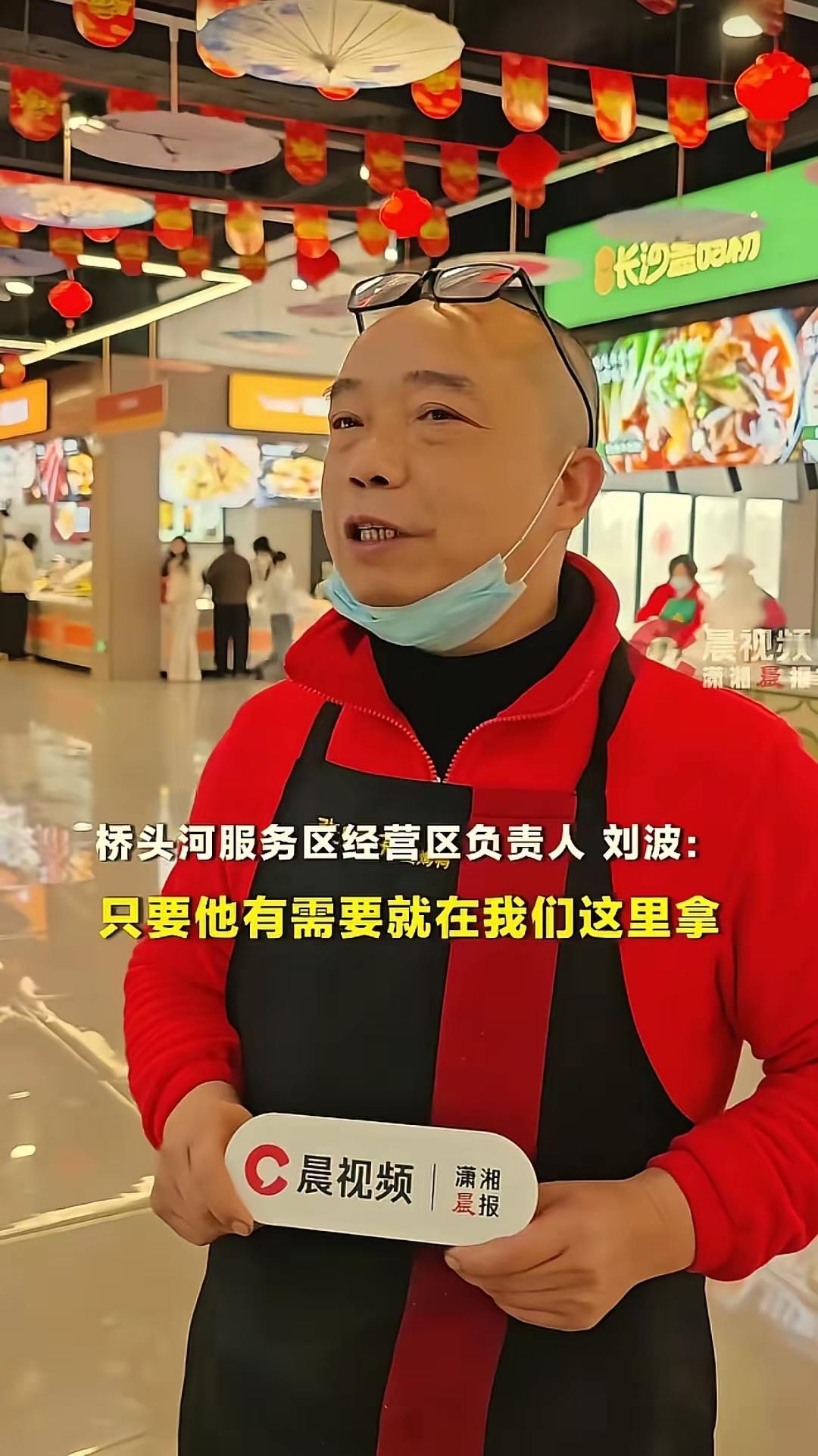 高速上儿子猝然离世，偏瘫妻子无助痛哭！绝望父亲崩溃修车时，陌生人的举动让他泪崩：