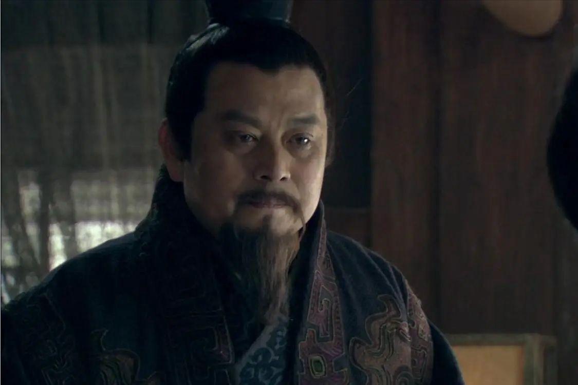 刘邦驾崩后，吕后临朝称制，朝堂格局逐渐向吕氏外戚倾斜。当时朝堂设有左右两位丞相：