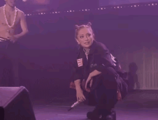 日本歌手滨崎步身上佩戴旭日旗标志，这人的立场就很可疑，甚至是值得警惕了！ ​​​