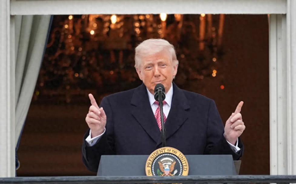 真被特朗普这个举动给笑麻了！白宫那么正式的工作活动，台下几百号人盯着呢，竟然被一