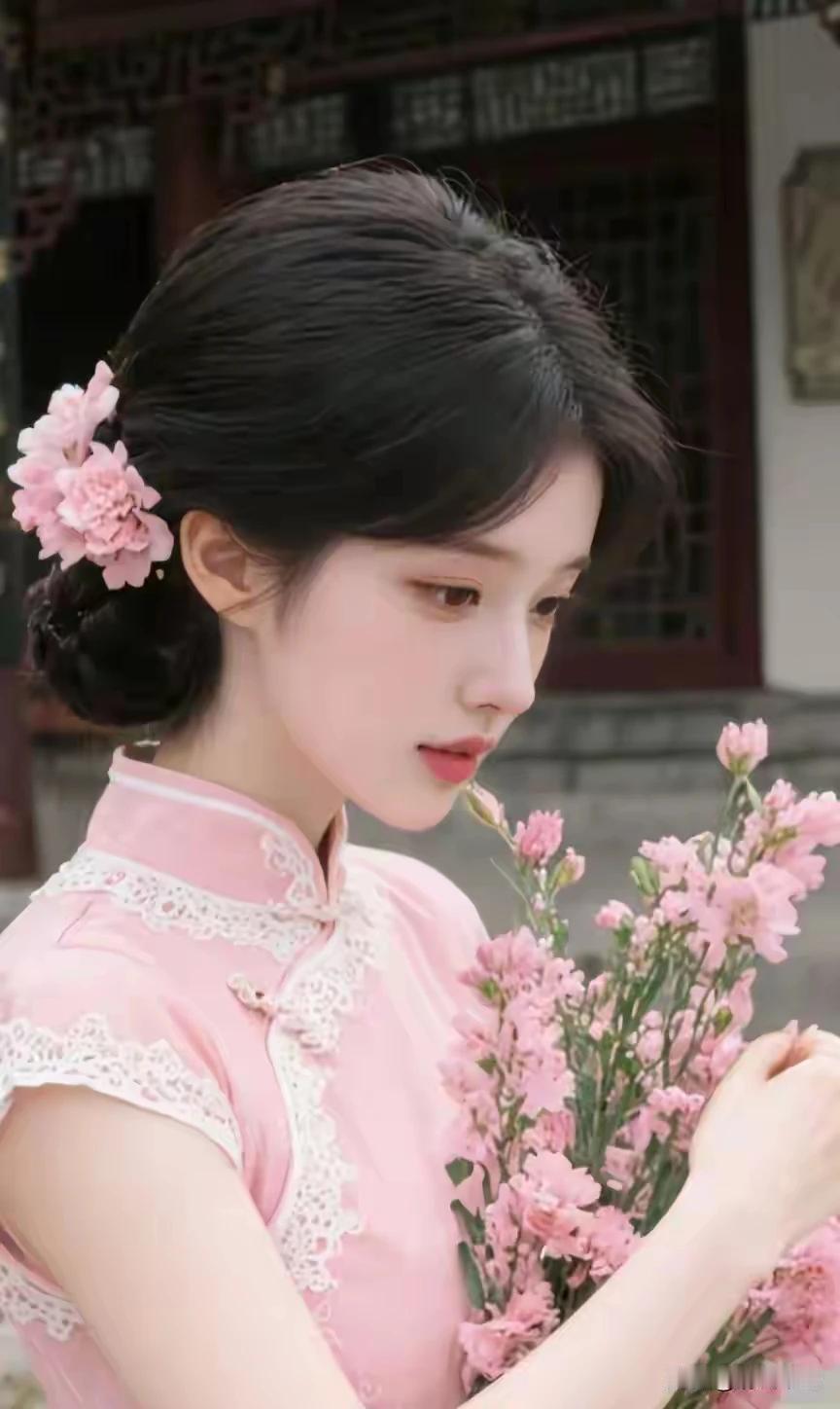 七绝/《芳》
粉云盈抱笑痕微，
玉瓣垂梢引蝶飞。
一院晴光砖缝老，
朵朵花香沁心