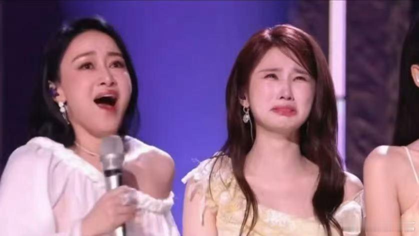 张慧雯哭成了何悯鸿浪姐一公直播 对不起！虽然在舞台上哭的很伤心，但是我真的一眼幻