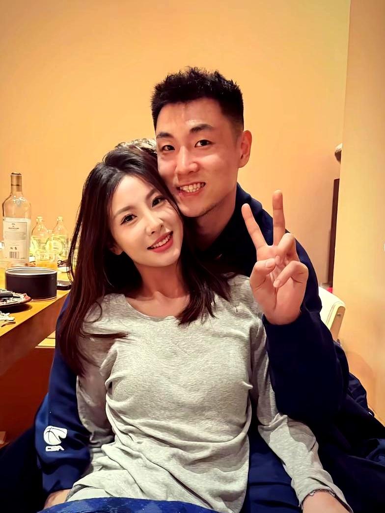 你见过用核桃谈恋爱的吗？
高诗岩这招也太绝了！

他和山东姑娘张瀚文生日居然都是