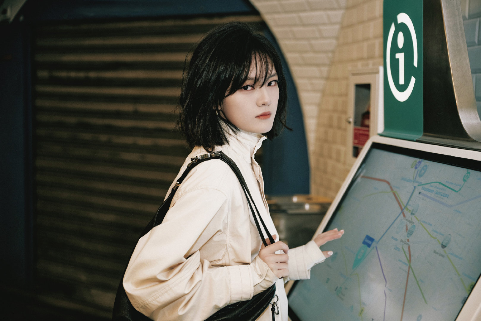 文淇又在地铁站出神图了 从柏林到巴黎，地铁站是她的故事背景板。一身简约黑白，穿出