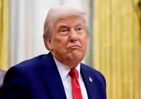 特朗普公海打劫中国货船，以为是捏软柿子赚大了，既能彰显美国威风，又能给中国添堵，