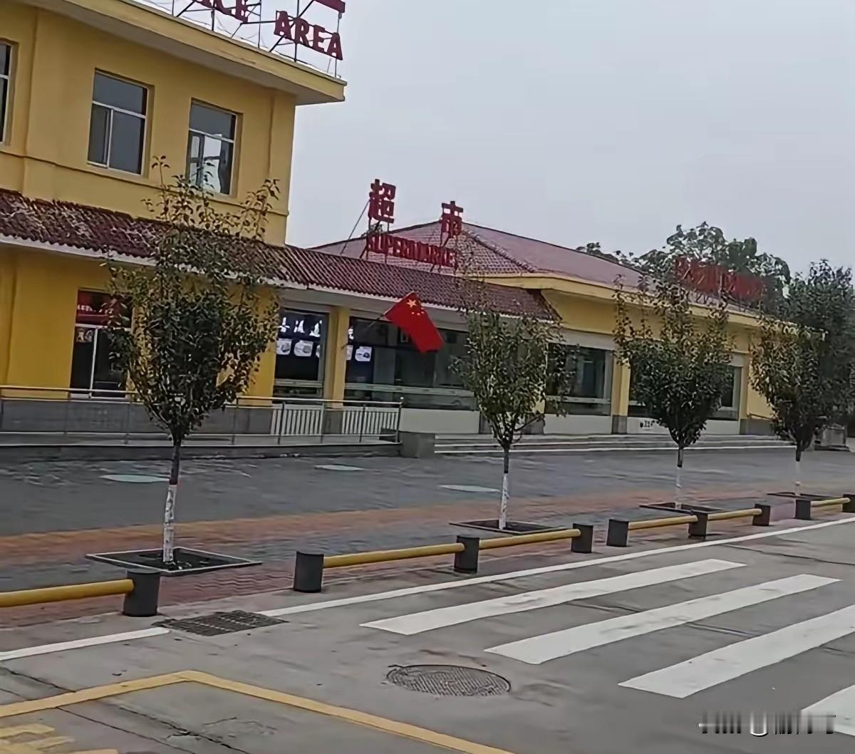 男子高速公路内急，到服务区直冲厕所，结果发现得通过超市才能进入。
10月15日，