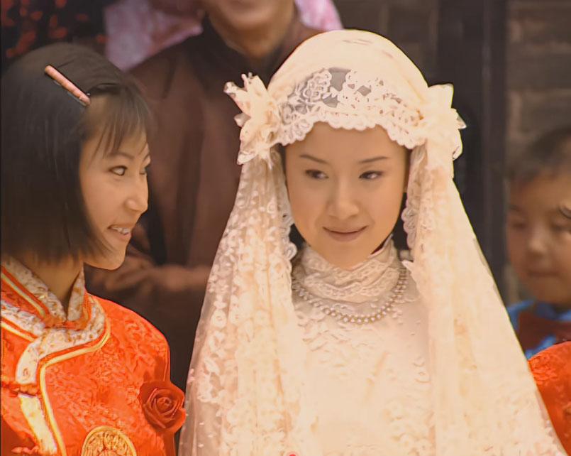 21年过去了，冷清秋结婚时穿的这套婚纱，依然在各大影楼很火爆，许多人拍结婚照都会