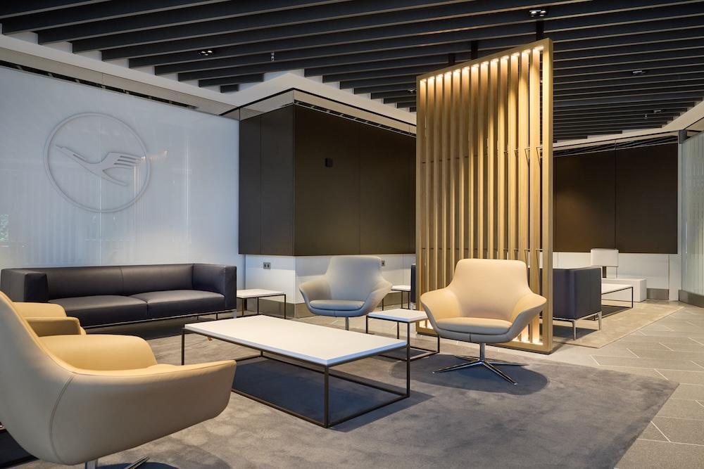 近日，汉莎航空在法兰克福机场1号航站楼A大厅启用了一个新的值机区。据悉，新值机区