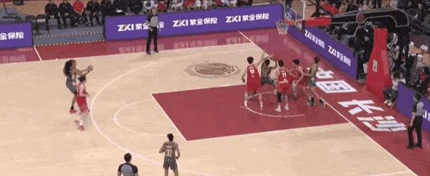 马丁斯超远logo三分命中，巴西女篮准绝平中国女篮进入加时...这也太远了吧！ 