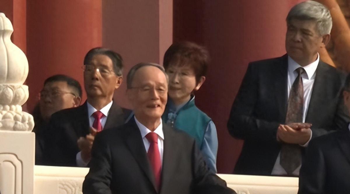 为什么说洪秀柱是国民党的孤臣？国民党可以不支持她，但是中国不会，所以这次抗战胜利