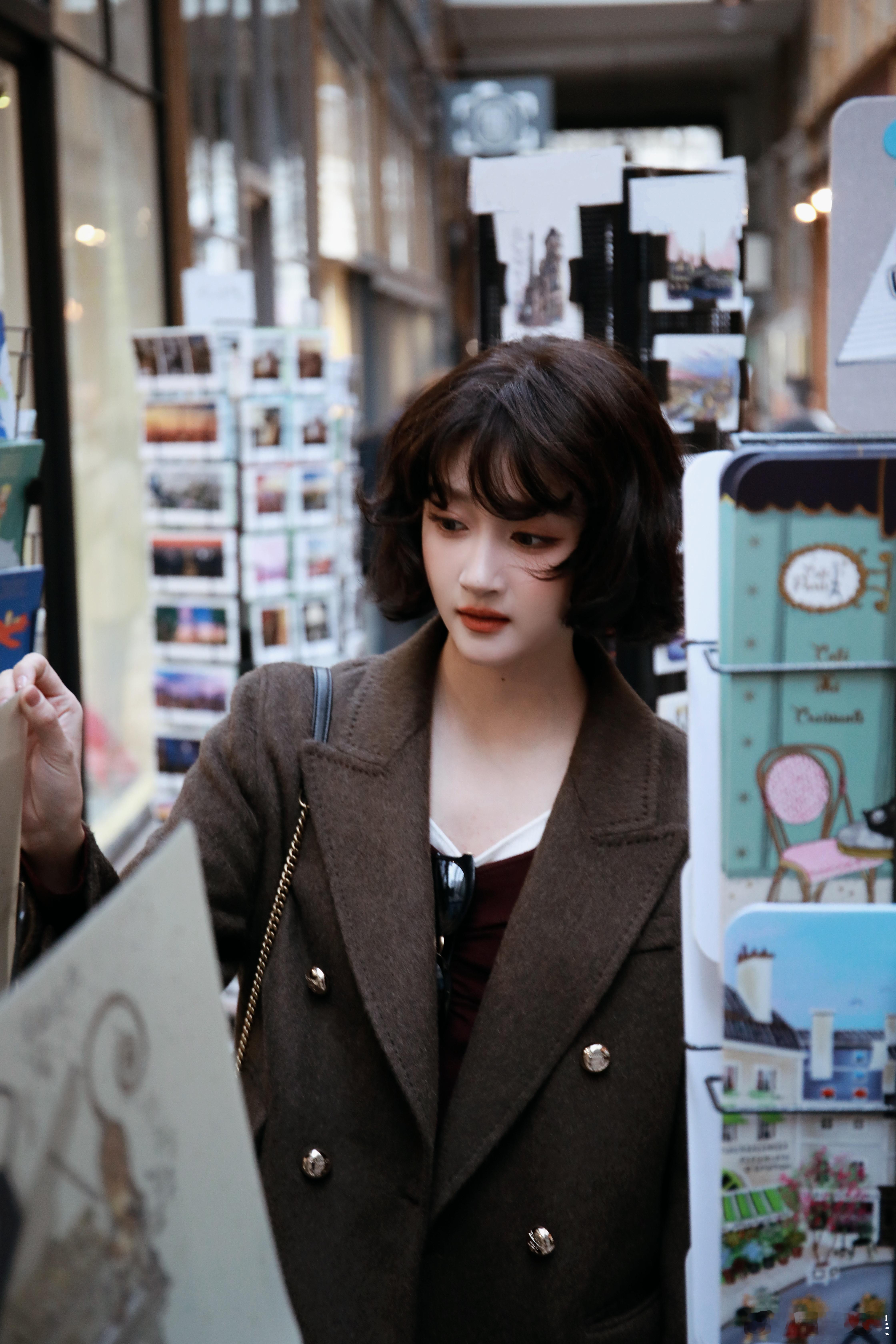 #关晓彤chill感卷发##关晓彤微卷短发造型# ​​​关晓彤的 chill 感