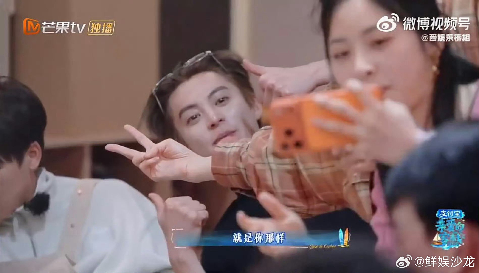 王鹤棣偷拍吴泽林睡觉 亲爱的客栈 每次看《亲爱的客栈》都被治愈，王鹤棣随手一截都