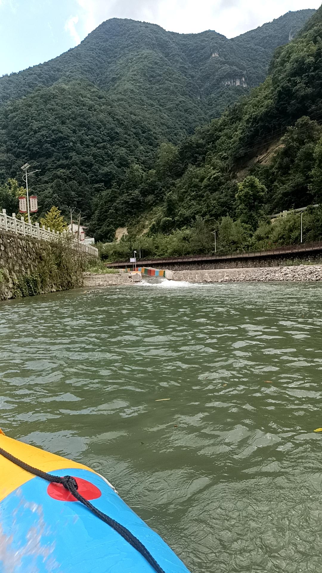五道峡的漂流不算刺激，却是亲子漂流好地方！
河道平缓又长，可以漂2小时，孩子喜欢