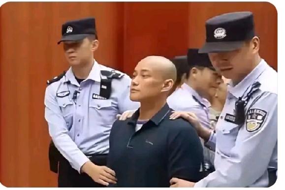 对于罪大恶极的坏人决不能心慈手软，该枪毙的应从快从速处决！
照片上的这名恶魔，在