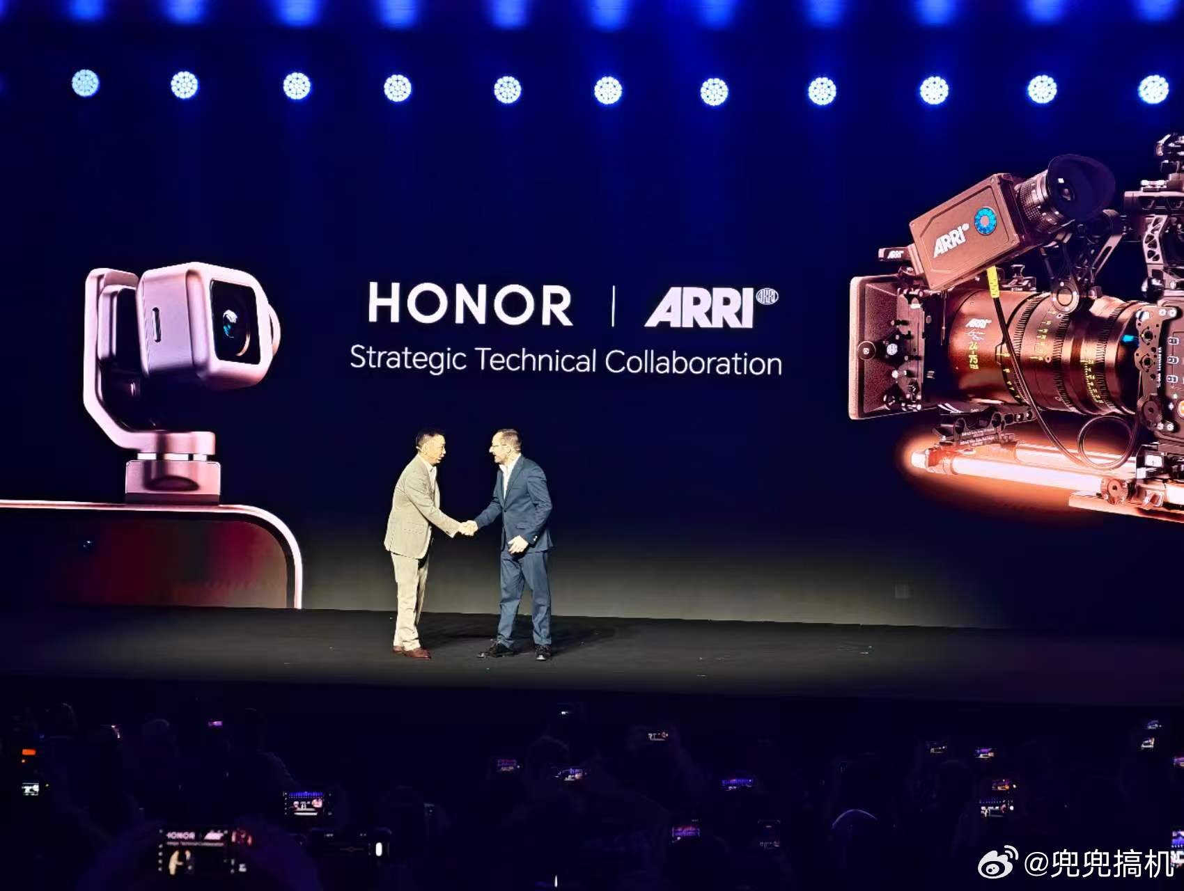 MWC2026昨晚荣耀MWC发布会上重磅还真不少：荣耀首款机器人亮相，跳舞 比心