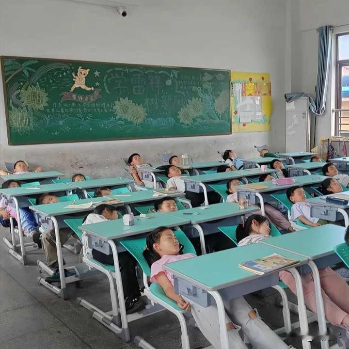 这样的书桌可以让小学生午休，大家认为值得推广吗？