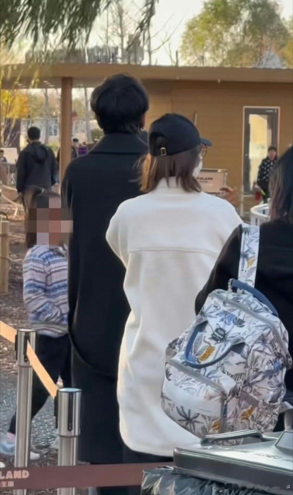 #张若昀唐艺昕带女儿玩跷跷板#张若昀唐艺昕带女儿玩跷跷板，每次看到他们都感觉是幸
