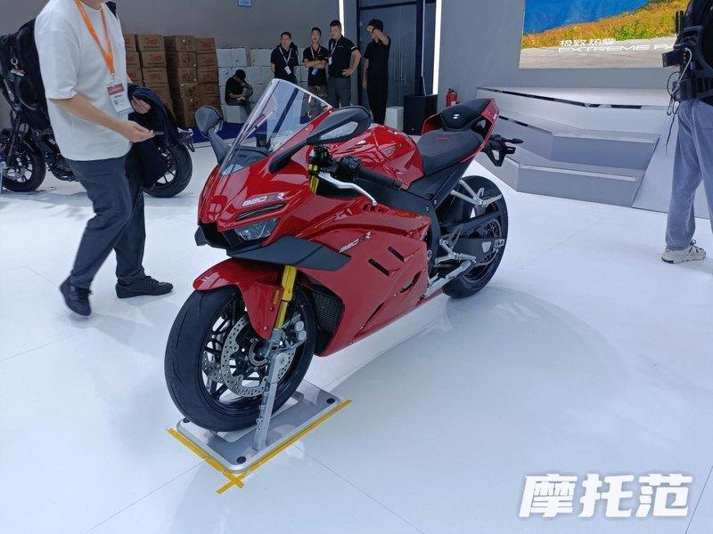 张雪820RR正式量产！4万出头拿下三缸性能猛兽，驾龄未满一年禁止购买。
 
4