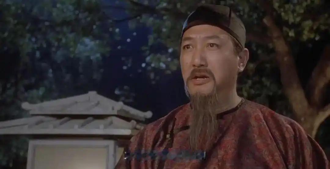周星驰电影九品芝麻官里，现在不少人脑补刑部尚书让主角包龙星吃饼出丑是为了在常昆面