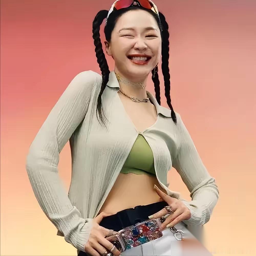 金靖又火了。 靠调侃帅哥张凌赫亲麻了吧？。 一个长相不算顶级的女明星，凭什么在帅
