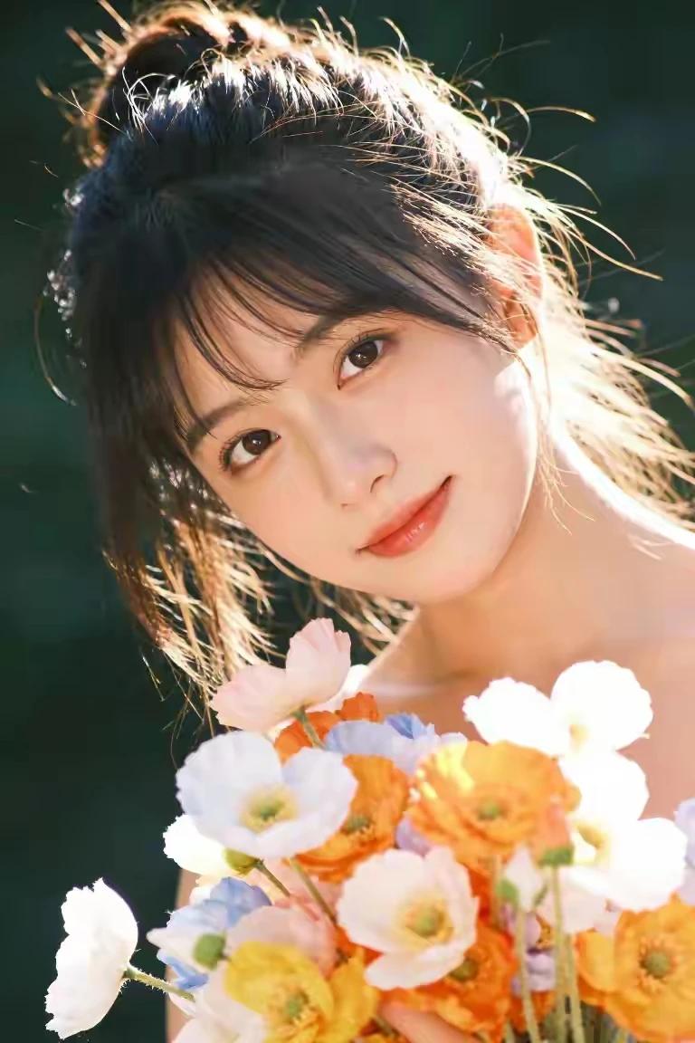 上联：人间风月万千句，
下联：红尘前花一片情。