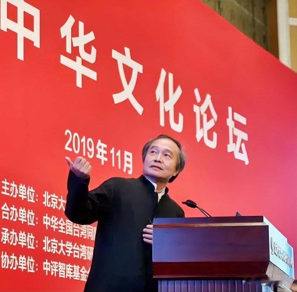 台湾作家、前“中华文化总会”秘书长杨渡，近日撰文抛出一个核心命题：台湾人究竟要为