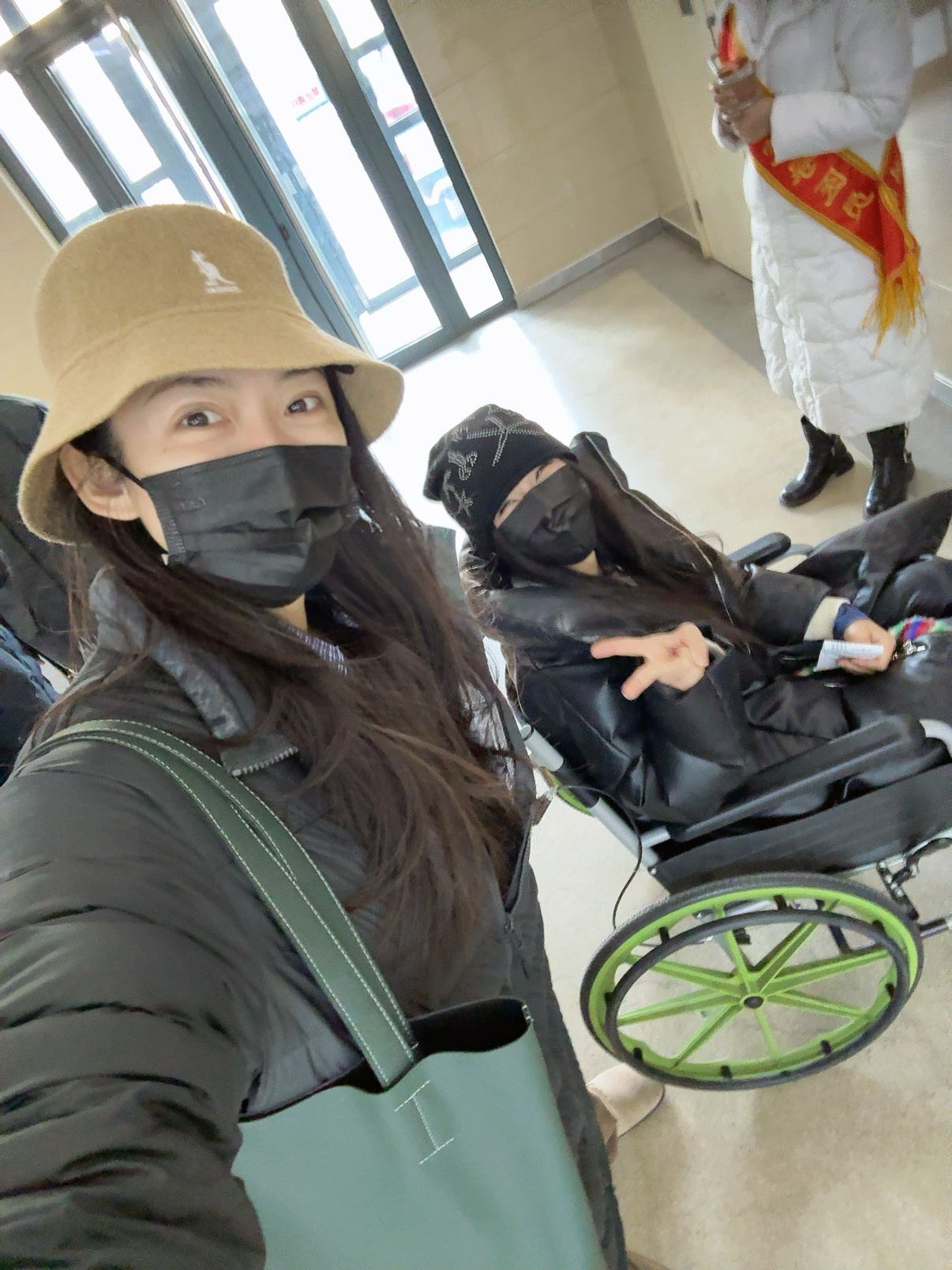 关键时候还得靠姐妹👯♀️但是看起来真是又惨又好笑的！ 