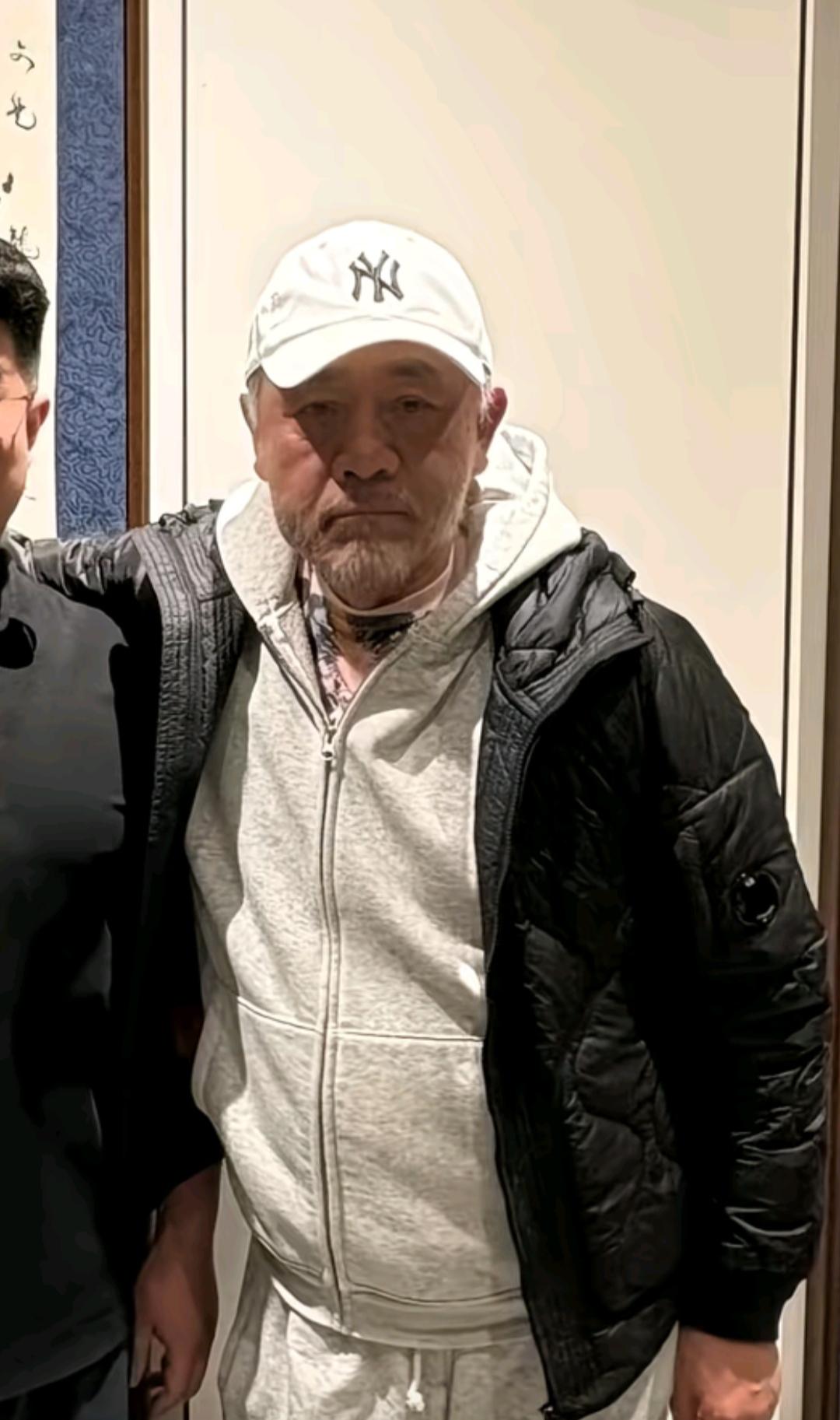 老戏骨老了，
说实话，
看到陈宝国的近照，
心里咯噔一下，
那个演活白景琦的硬汉