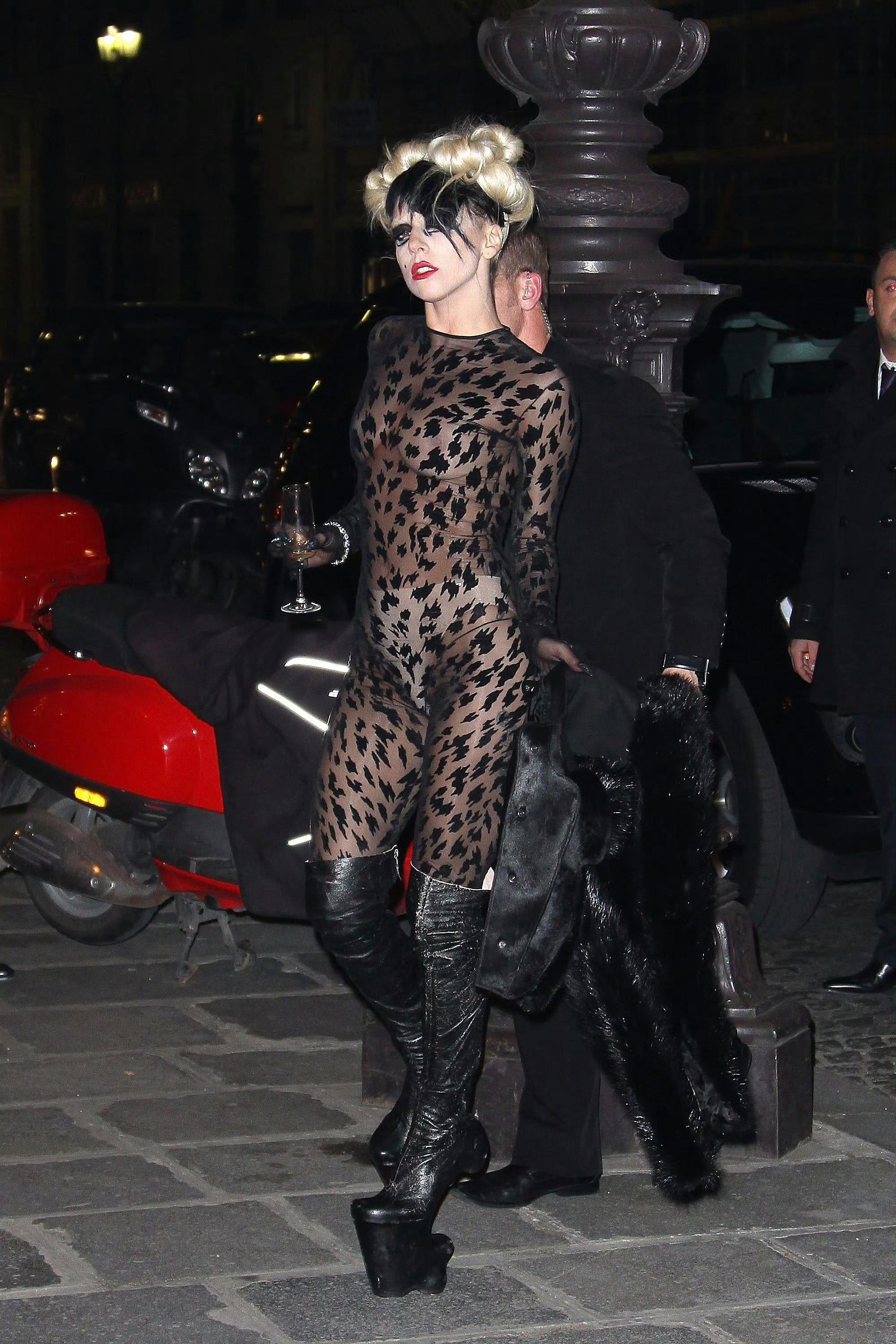 #巴黎时装周#即将开跑，回顾2011年Lady Gaga 在PFW的女王街拍，身