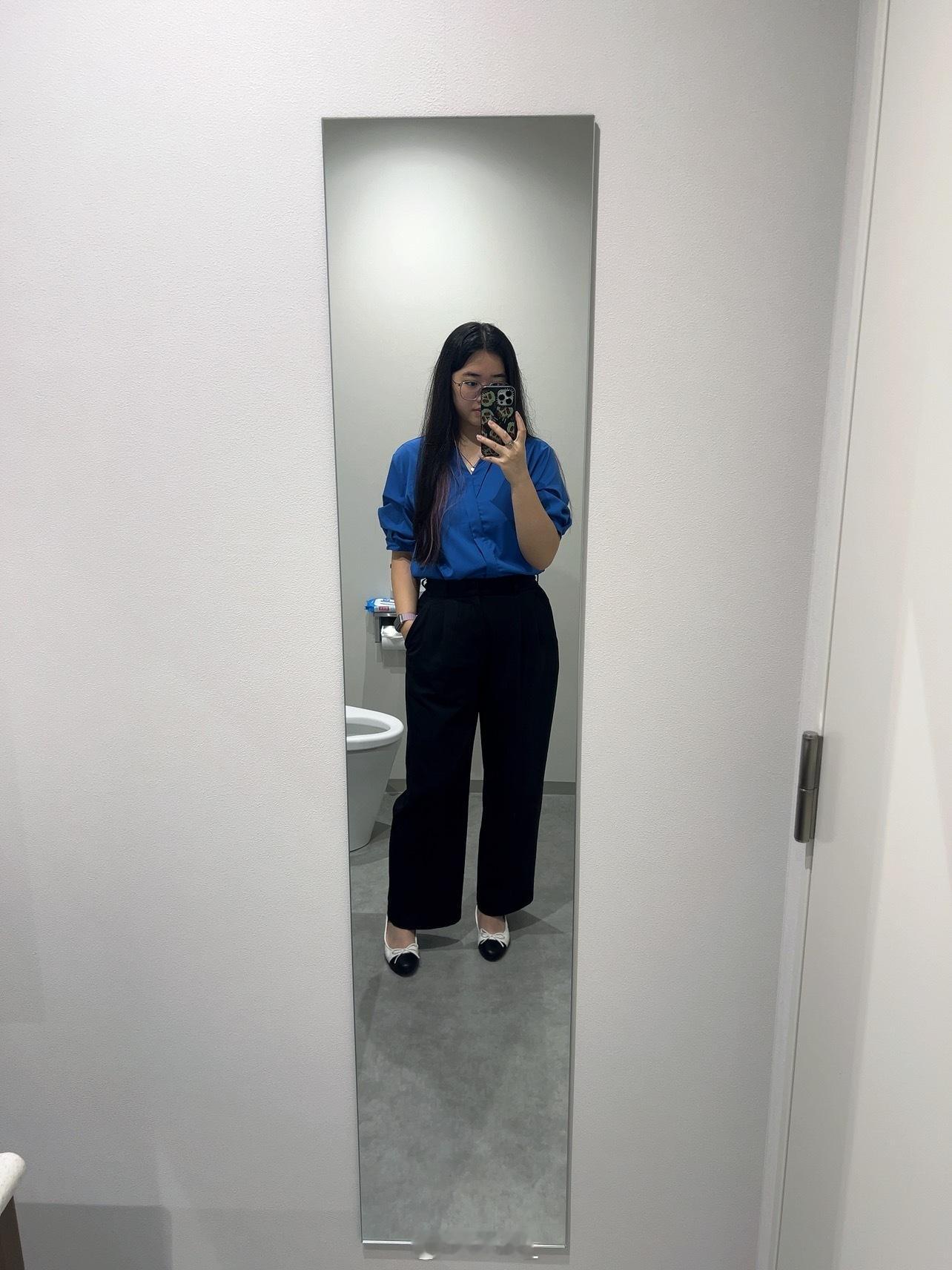今日のコーデは🔵努力驯服皮鞋中…蓝瓶子这个nola（？ 还怪好喝的 