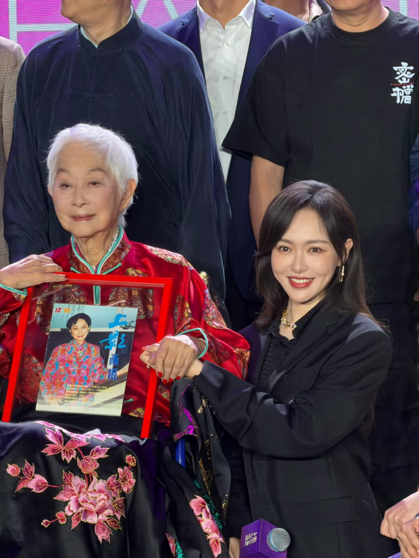 从路透图能看出唐嫣最近状态确实好。脸上不浮肿，眼神不疲惫，整个人是收放自如的。 