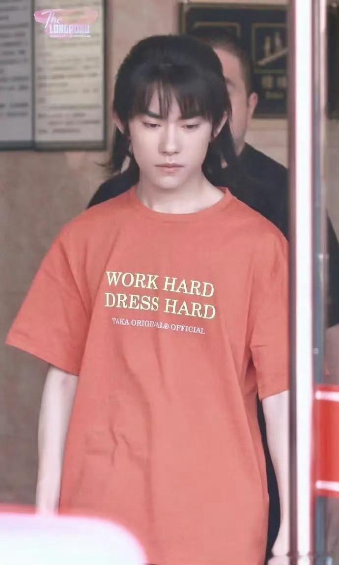 易烊千玺这是怎么了长头发怎么有点像女孩子。 