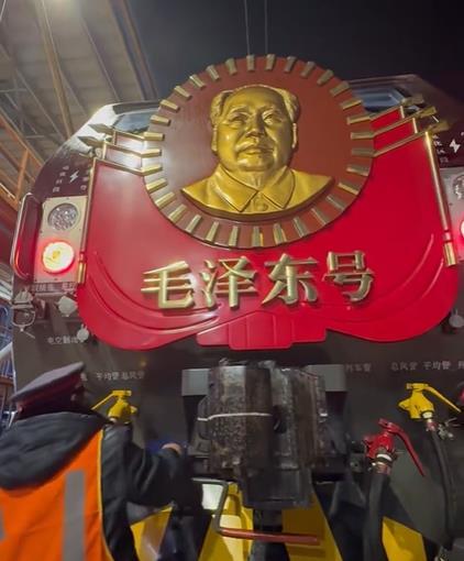 建议将未来几年所建造的最大的、最先进的和最厉害的航空母舰命名为“毛泽东号”，作为