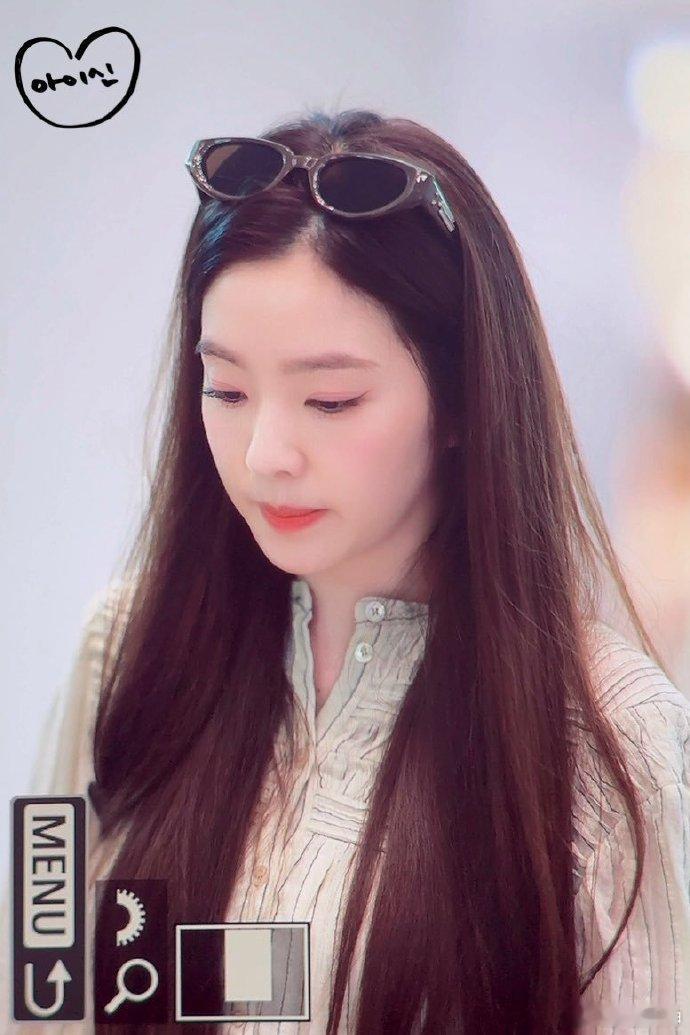 #裴珠泫机场出发新闻图#来自神级美貌的压迫感，谁站在她身边都变得黯然失色。#媒体