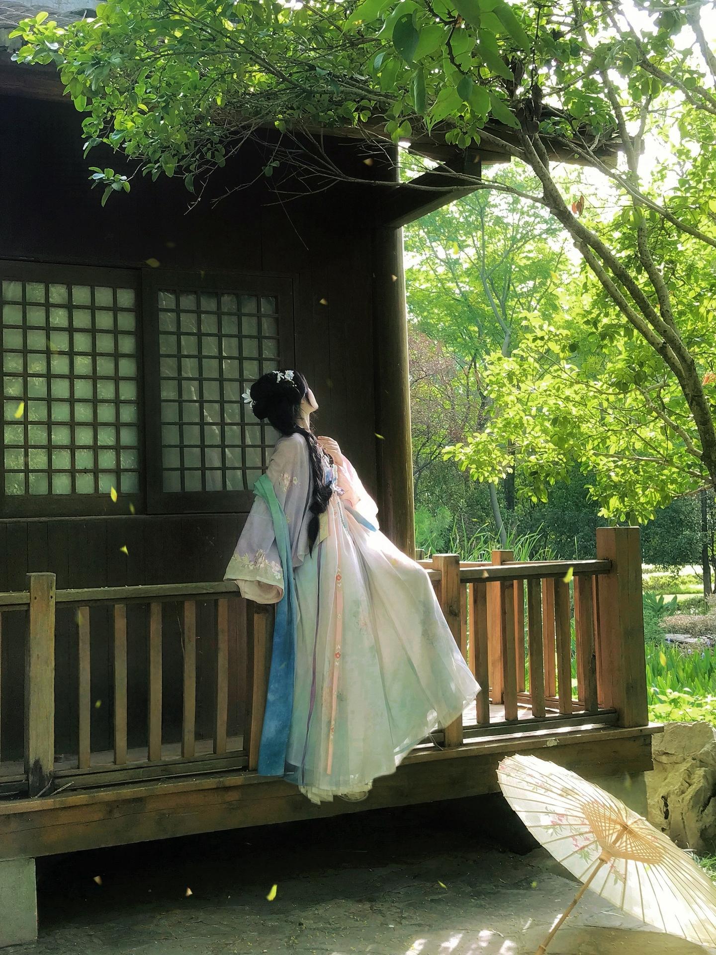 “又是一年采茶时节暖阳照…”