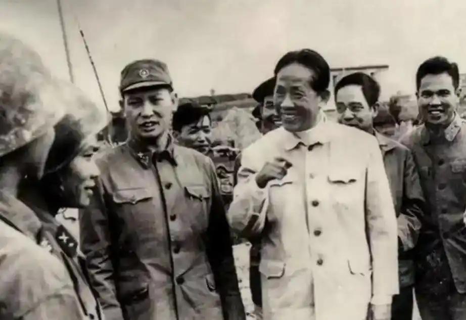 在一次采访中，黎笋长子黎坚成直言，越南当年对华来硬，是高层自认已握有三张“制胜牌