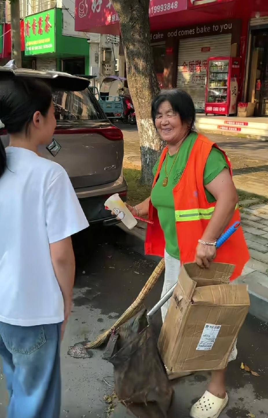 女儿拿出零花钱，跟妈妈说要去干件有意义的事情，接下来的一幕，还真把妈妈感动破防了