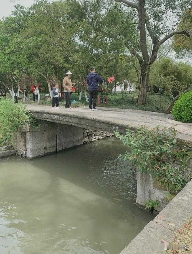 始建于南宋绍兴年间（1131-1162年）的望仙桥，是上海地区现存最古老的桥梁。