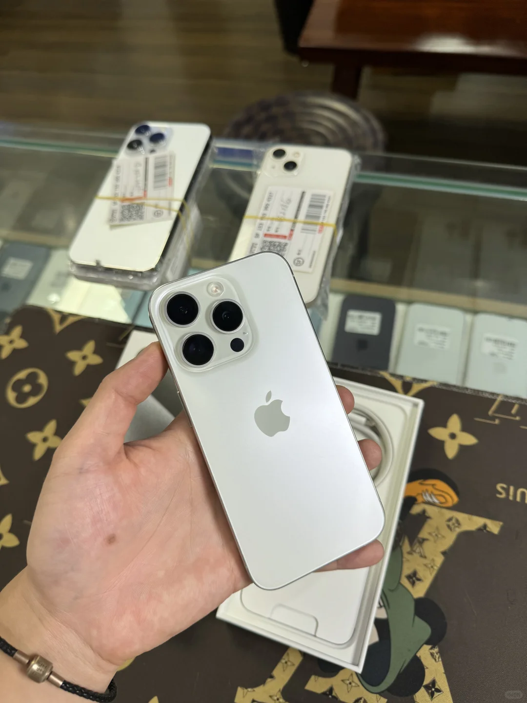 苹果15Pro白色128G国航原装 无划痕磕碰