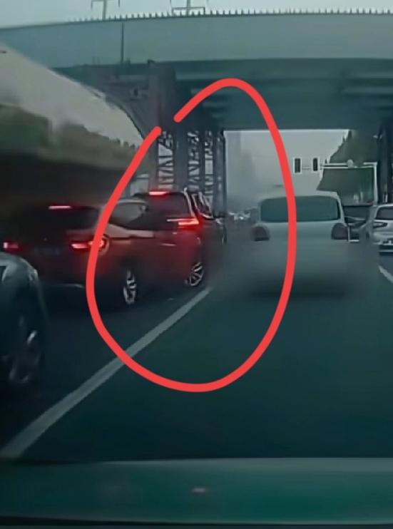 烟台渣土车侧翻，最大教训，保持5米车距！宝马车前方有车，已经右转打算避让了，如果