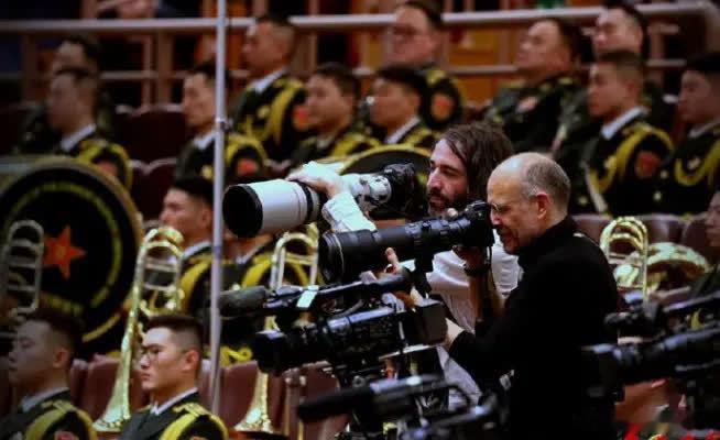 美国财长贝森特公开声称：世界没法承受，一个贸易顺差达到，一万亿美元的中国！中国想